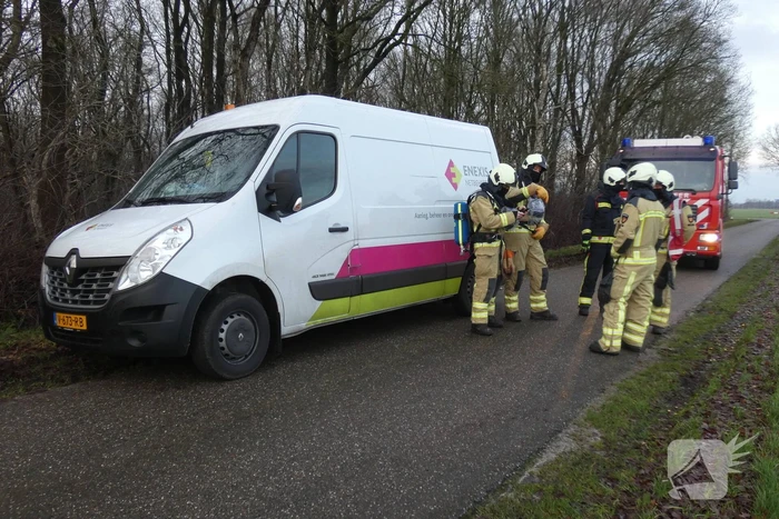 Mogelijke gaslekkage in berm langs weg
