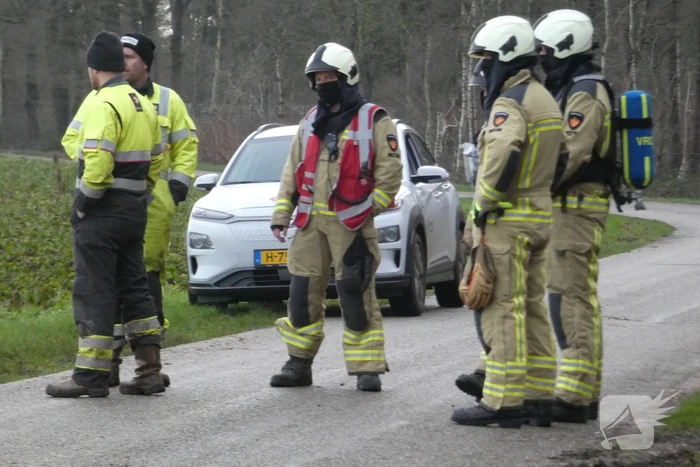 Mogelijke gaslekkage in berm langs weg