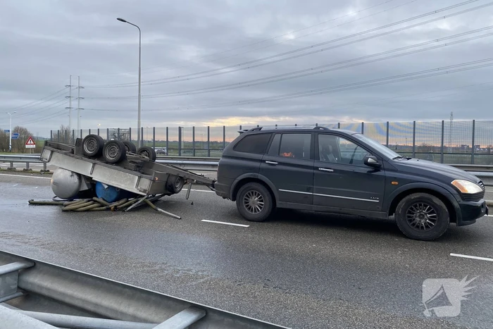 Aanhanger met vloeistof belandt op zijn kop