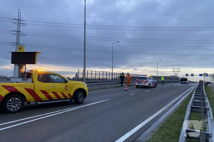 Aanhanger met vloeistof belandt op zijn kop