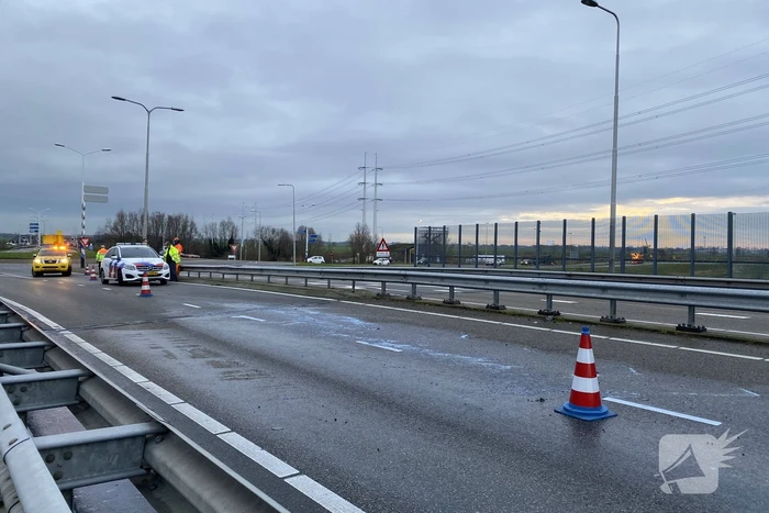 Aanhanger met vloeistof belandt op zijn kop