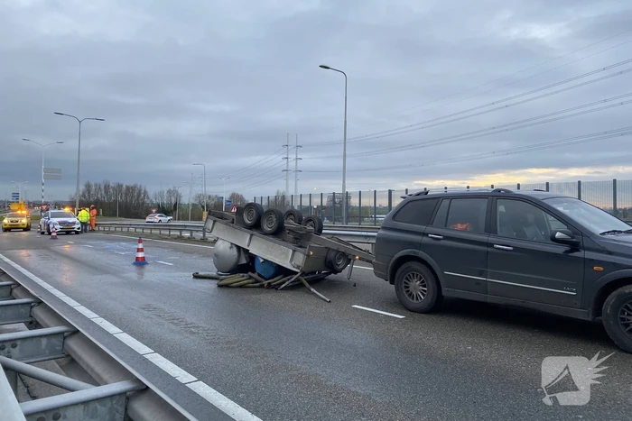 Aanhanger met vloeistof belandt op zijn kop