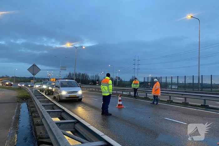 Aanhanger met vloeistof belandt op zijn kop