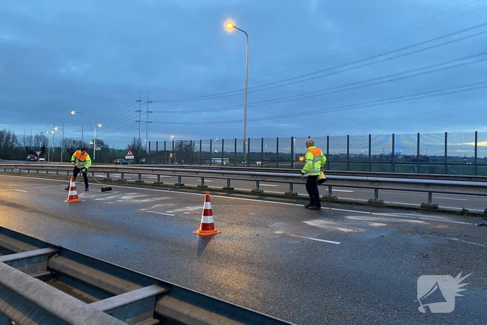 Aanhanger met vloeistof belandt op zijn kop