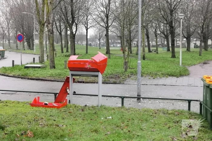 Brievenbus PostNL opgeblazen