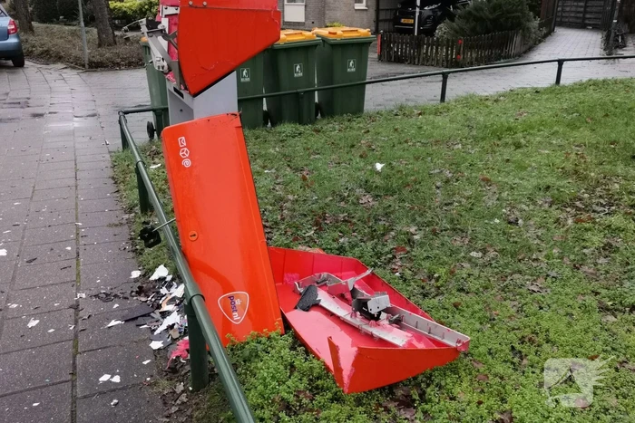 Brievenbus PostNL opgeblazen