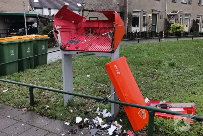 Brievenbus PostNL opgeblazen