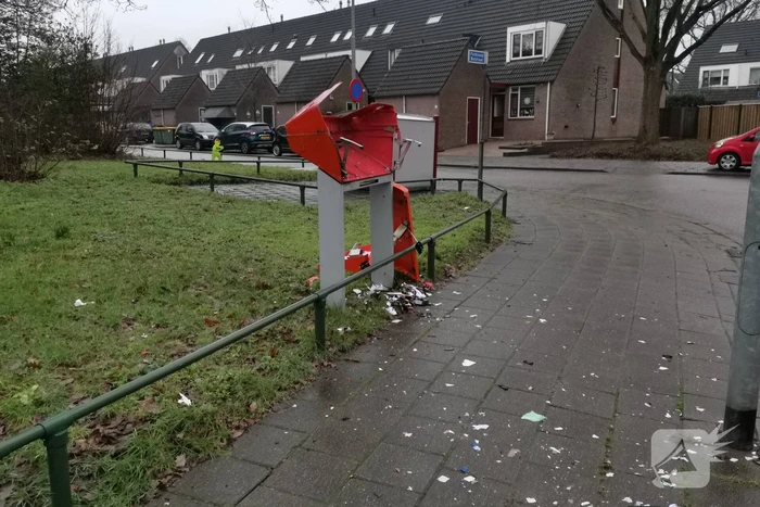 Brievenbus PostNL opgeblazen