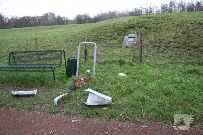 Prullenbak opgeblazen in Linge-Waalpark