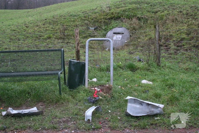 Prullenbak opgeblazen in Linge-Waalpark