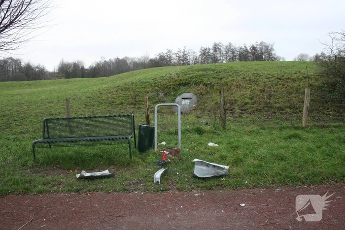 Prullenbak opgeblazen in Linge-Waalpark