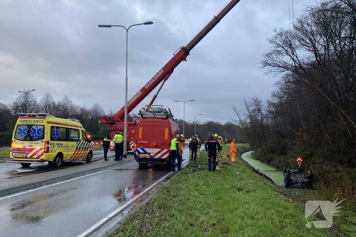 Auto raakt van de weg belandt op de kop in sloot