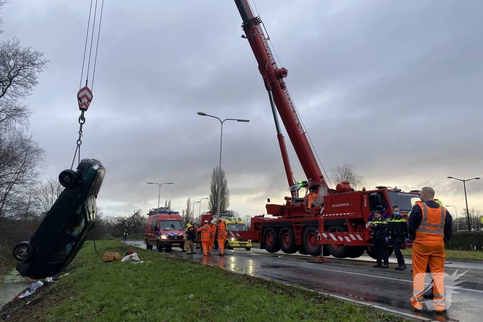 Auto raakt van de weg belandt op de kop in sloot