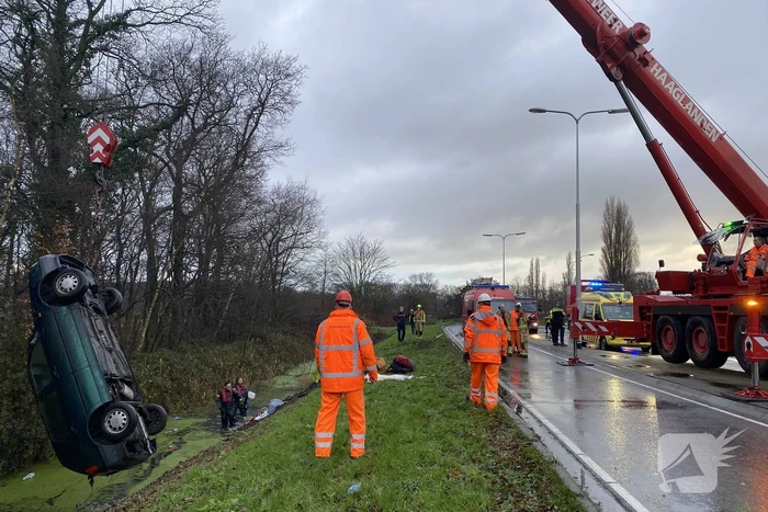 Auto raakt van de weg belandt op de kop in sloot