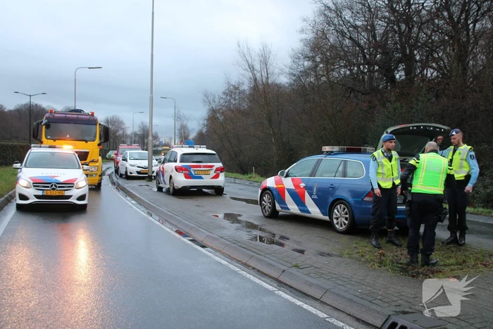 Auto raakt van de weg belandt op de kop in sloot