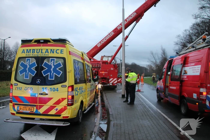 Auto raakt van de weg belandt op de kop in sloot