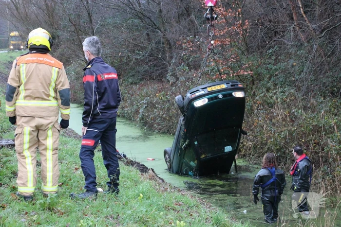 Auto raakt van de weg belandt op de kop in sloot