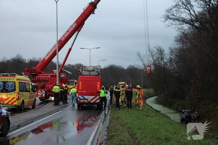 Auto raakt van de weg belandt op de kop in sloot