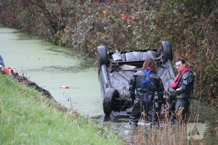 Auto raakt van de weg belandt op de kop in sloot