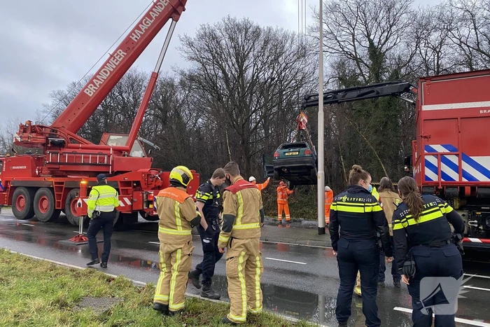 Auto raakt van de weg belandt op de kop in sloot