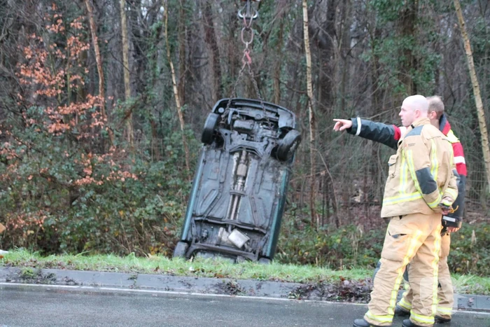 Auto raakt van de weg belandt op de kop in sloot