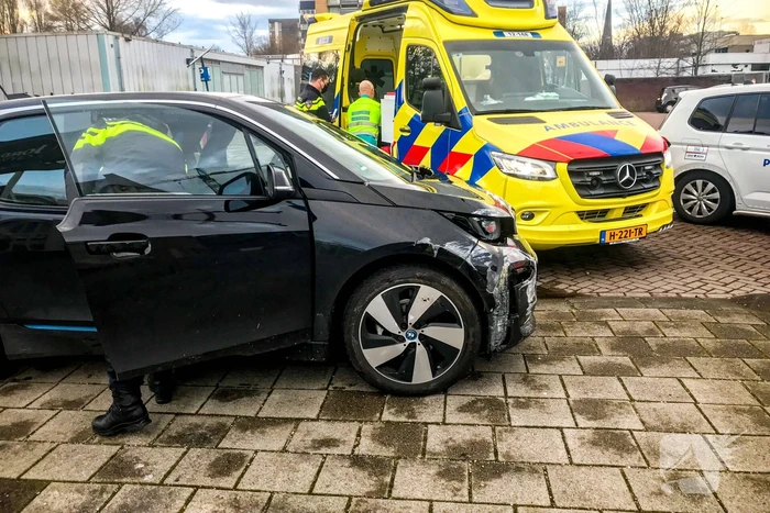 Automobilist rijdt muur omver