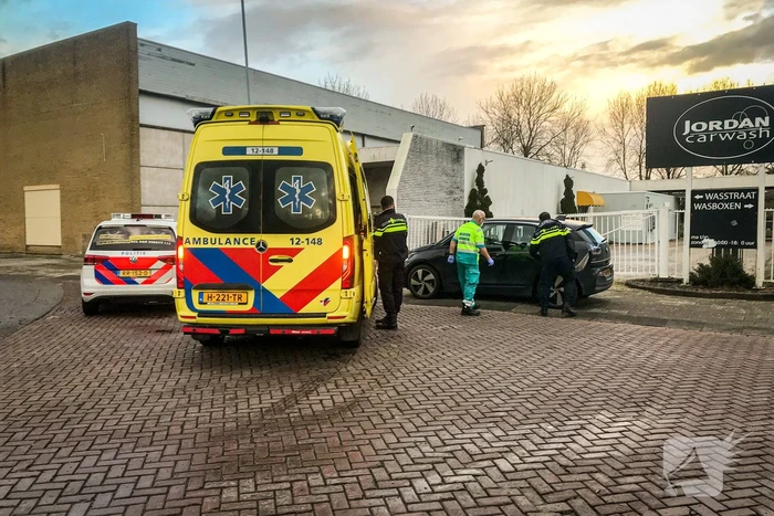 Automobilist rijdt muur omver