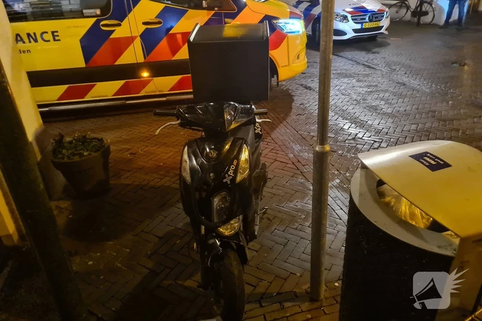 Botsing tussen auto en een bezorg scooter