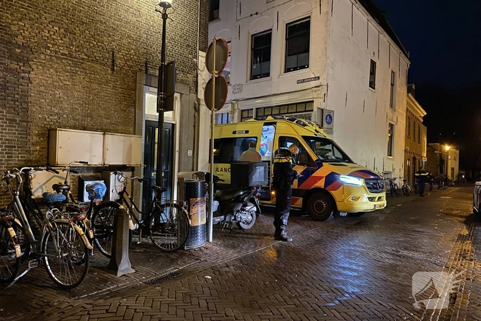 Botsing tussen auto en een bezorg scooter