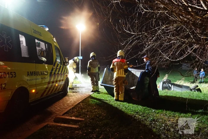 Auto op zijn kop in de sloot geëindigd