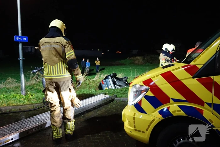 Auto op zijn kop in de sloot geëindigd
