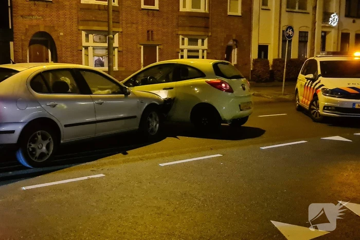 Schade na botsing tussen twee voertuigen
