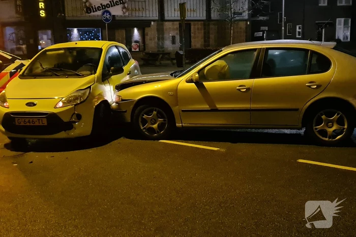Schade na botsing tussen twee voertuigen
