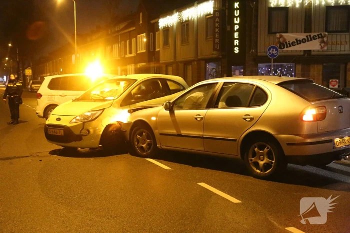 Schade na botsing tussen twee voertuigen