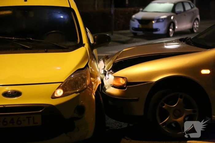 Schade na botsing tussen twee voertuigen