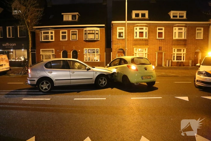 Schade na botsing tussen twee voertuigen