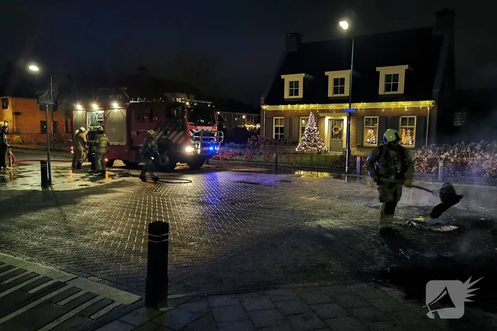 Buitenbrand op kruising, drukte op straat