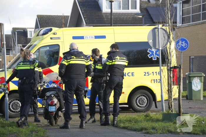 Jonge dame gaat hard onderuit met scooter