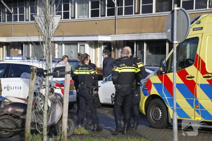 Jonge dame gaat hard onderuit met scooter