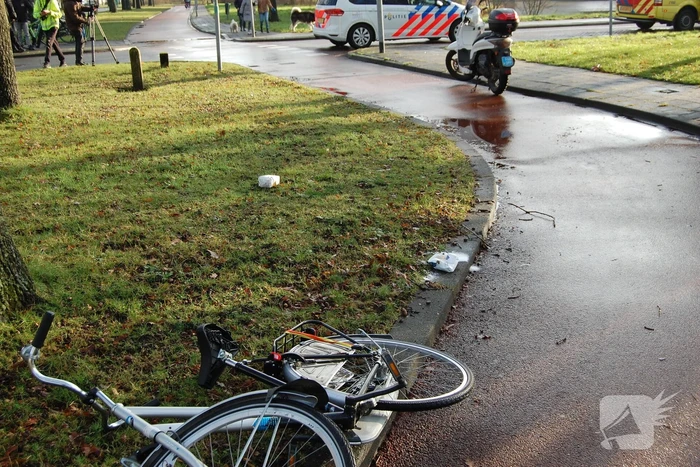 Fietser en scooterrijder raken gewond bij frontale botsing
