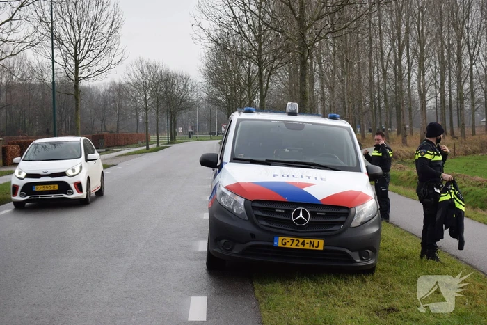 Jager schiet op auto van autobedrijf