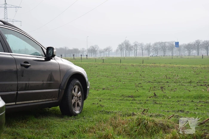 Jager schiet op auto van autobedrijf
