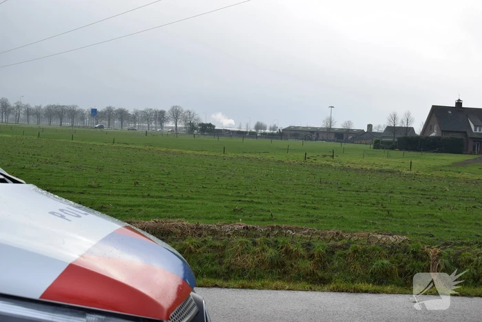 Jager schiet op auto van autobedrijf