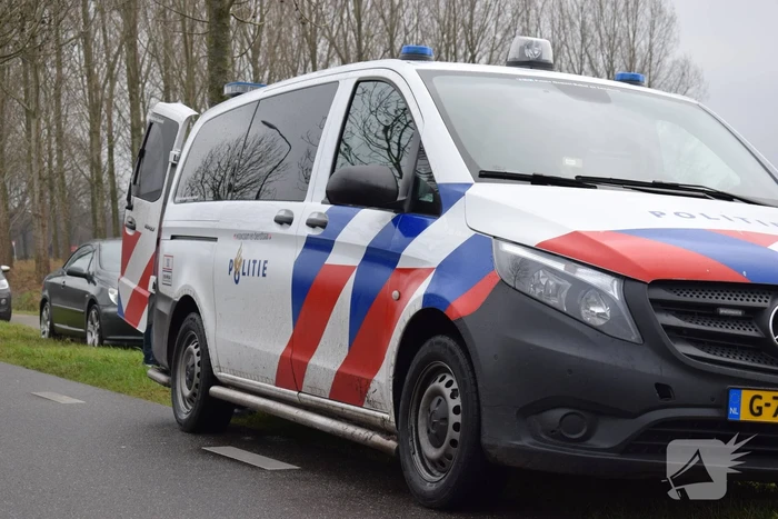 Jager schiet op auto van autobedrijf