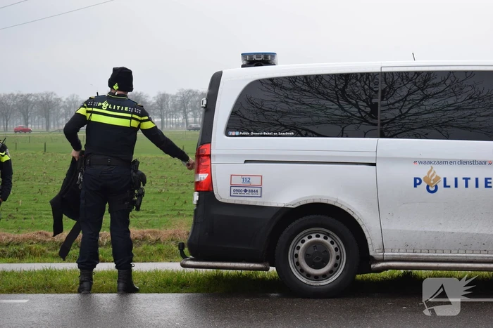 Jager schiet op auto van autobedrijf