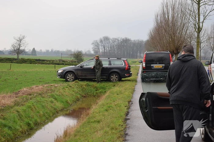 Jager schiet op auto van autobedrijf