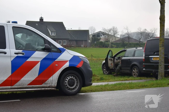 Jager schiet op auto van autobedrijf