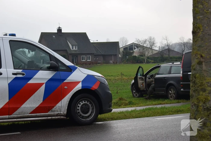 Jager schiet op auto van autobedrijf