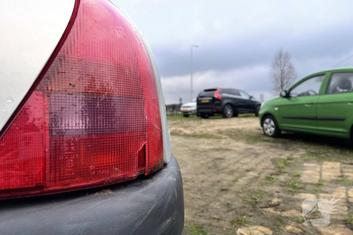 Jager schiet op auto van autobedrijf