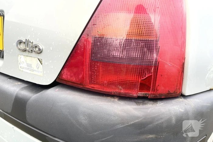 Jager schiet op auto van autobedrijf